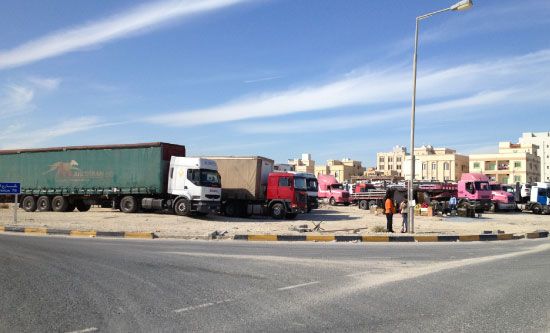 سواق شاحنات يضطرون إلى مغادرتها والعودة لها بعد أيام بسبب طول الانتظار لدخول «الجسر»