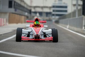 انطلاق الجولة الافتتاحية لفورمولا الشرق الأوسط والجولة الخامسة لتحدي الحلبة 2000 سي سي