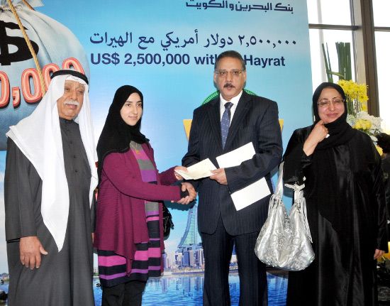    شيخة صالح تتسلم الجائزة من الرئيس التنفيذي لبنك البحرين والكويت - تصوير عقيل الفردان