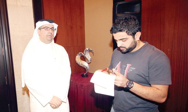 المتحدث الرسمي باسم حوار التوافق الوطني متحدثاً لمندوب «الوسط» -  - تصوير : محمد المخرق