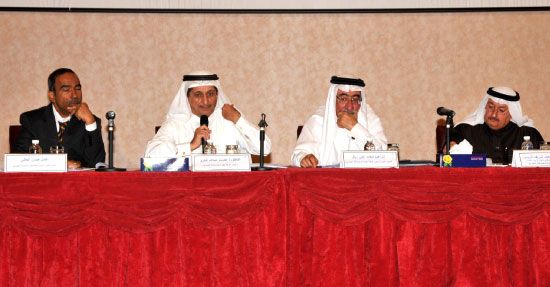 عصام فخرو مترئساً اجتماع الجمعية العمومية العادية لإقرار اللائحة الداخلية للغرفة - تصوير عقيل الفردان