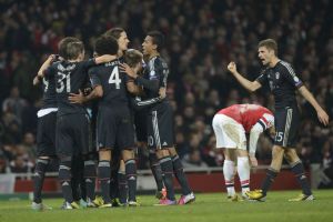 بايرن يقهر المدفعجية بثلاثية مستحقة في لندن ويضع قدما في دور الثمانية الأوروبي