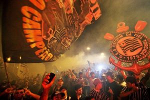 منع جماهير كورنثيانز من حضور المباريات بعد وفاة بسبب مقذوف ناري في كأس ليبرتادوريس