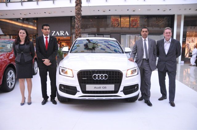 إداريو مركز سيارات أودي البحرين أثناء تدشينهم أودي Q5 الجديدة - تصوير : أحمد آل حيدر