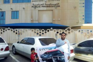 مواطن يعتصم مع ابنه أمام النيابة العامة لتحريك ملف دعواه