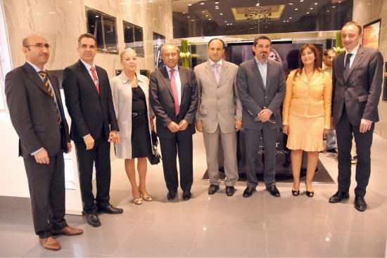 الرابع من اليسار طوني جاشنمال أثناء افتتاح محلات «جاشنمال» في مجمع العالي بحضور عدد من رجال الأعمال