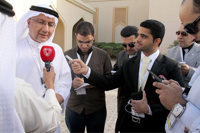 سيدجميل كاظم متحدثاً إلى الصحافيين في الصخير أمس