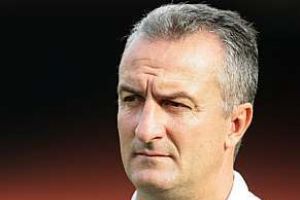 فلامنجو يقيل مدربه لرفضه تخفيض راتبه