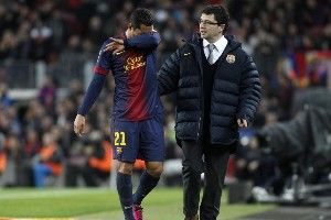 إصابة ادريانو تضيف لمتاعب برشلونة الدفاعية