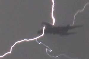 صاعقة تضرب طائرة المنتخب الإيطالي