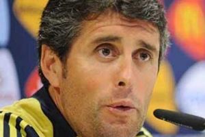 مدرب المنتخب السعودي يستبعد المعيوف بسبب 'جواز سفر'