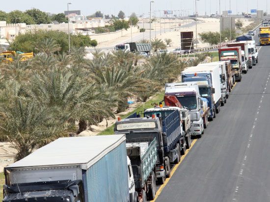 طابور من الشاحنات في انتظار الوصول لبوابة العبور نحو المملكة العربية السعودية أمس - تصوير محمد المخرق