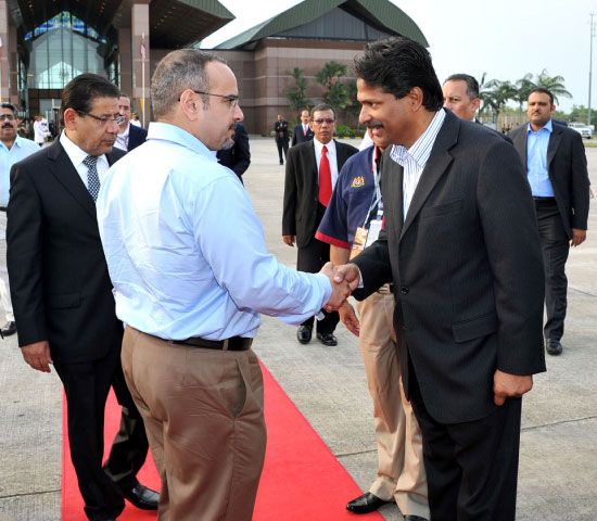 سموه ولي العهد لدى مغادرته ماليزيا أمس -  بنا