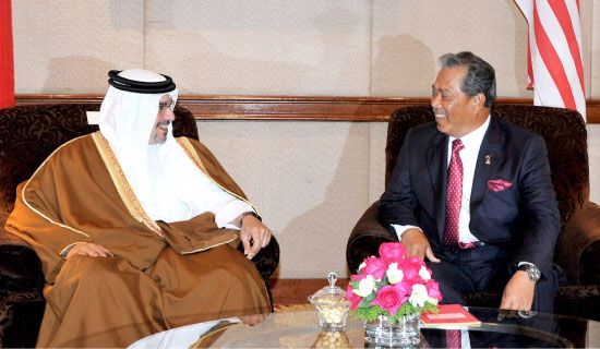 سمو ولي العهد ملتقياً نائب رئيس الوزراء الماليزي