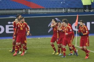 إسبانيا تطيح بفرنسا في عقر دارها وتستعيد الصدارة