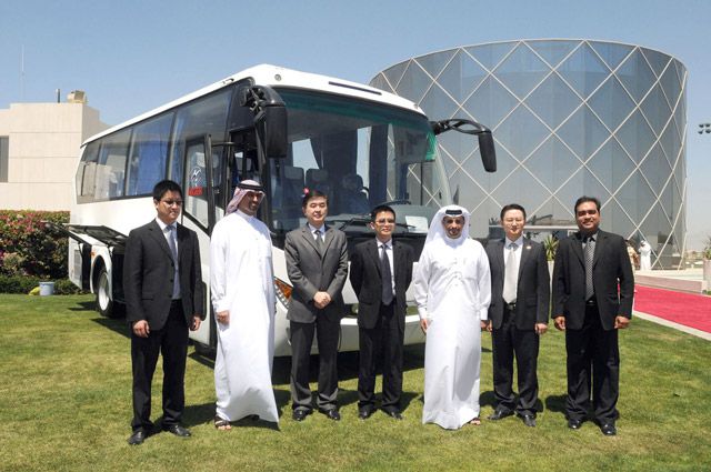 إداريو «بن هندي» و«HIGER» يتوسطهم السفير الصيني أثناء تدشين الحافلات  - تصوير : عيسى إبراهيم