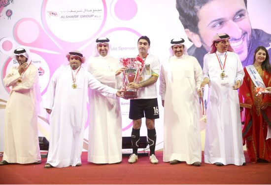 علي عامر يتسلم كأس بطولة ناصر 6