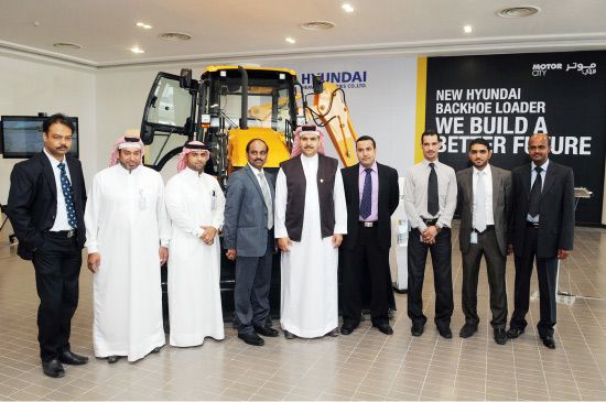 إداريو موترسيتي في صورة جماعية بعد إطلاقهم حفارات هيونداي متعددة الاستعمالات