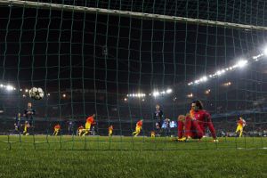 باريس سان جيرمان يسجل قبل النهاية ليتعادل 2-2 مع برشلونة