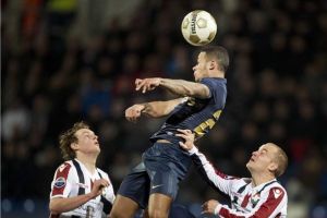 أيندهوفن يعتلي صدارة الدوري الهولندي مؤقتًا