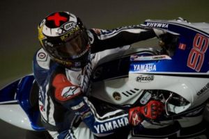 لورينزو الاسباني أول المنطلقين في سباق قطر للدراجات النارية