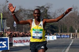 العداء الكيني سوم يتفوق على أبرز المرشحين ويفوز بماراثون باريس 