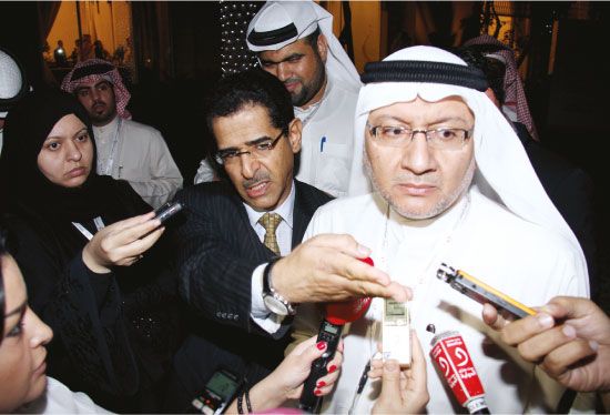 سيد جميل كاظم يتحدث إلى الصحافيين وبجانبه عبدالنبي سلمان بالصخير أمس - تصوير محمد المخرق