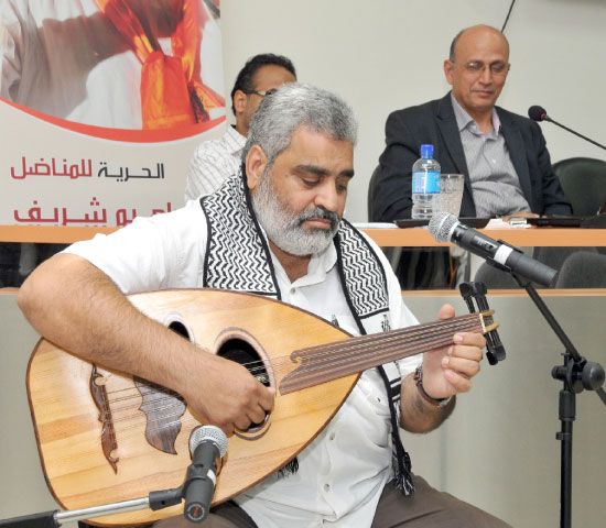 الفنان محمد جواد يقدم فقرة فنية