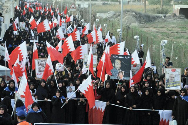 جماهير غفيرة شاركت في مسيرة الجمعيات السياسية المعارضة في المحرق أمس - تصوير : احمد آل حيدر