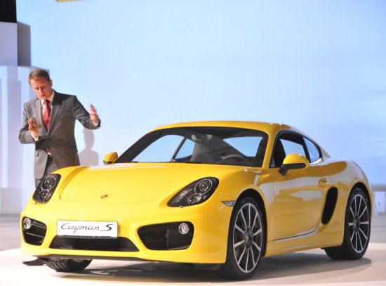 مورغن ساندرلان أثناء تقديمه شرحاً لسيارة كايمن الجديدة- تصوير احمد ال حيدر