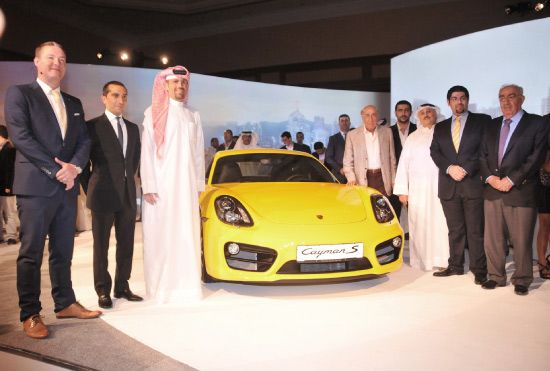 إداريو بهبهاني إخوان يدشنون سيارة كايمن في حفل حضره 600 من محبي السيارة-تصوير احمد ال حيدر