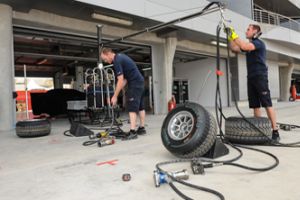 احتفالات واسعة واستعدادات مكثفة بمناسبة انطلاق سباق الفورمولا 1 يوم غد بالبحرين