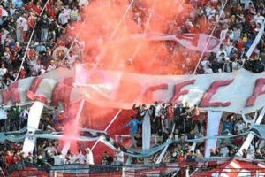 مشجعون متعصبون يقتحمون نادي هوراكان ويسرقون أموال اللاعبين في الارجنتين