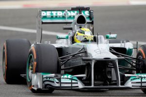 روزبرج يفوز بمركز الانطلاق الأول بسباق فورمولا - 1 البحريني