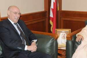 وزير الدولة للشؤون الخارجية يستعرض العلاقات الثنائية مع السفير المغربي لدى البحرين