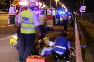 إصابة آسيويَّين صدمتهما سيارة بشارع الشيخ خليفة