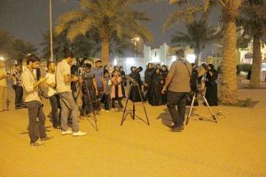 مواطنون يرصدون الخسوف الجزئي للقمر بممشى الاستقلال (شاهد الصور)