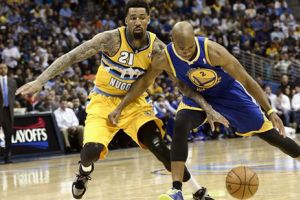 واريورز يهزم التوقعات ويطيح بدينفر ناجتس من الدور الفاصل لدوري السلة الأميركي