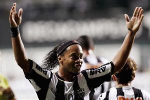 رونالدينيو يقود انتفاضة اتليتيكو ليهزم ساو باولو في كأس ليبرتادوريس