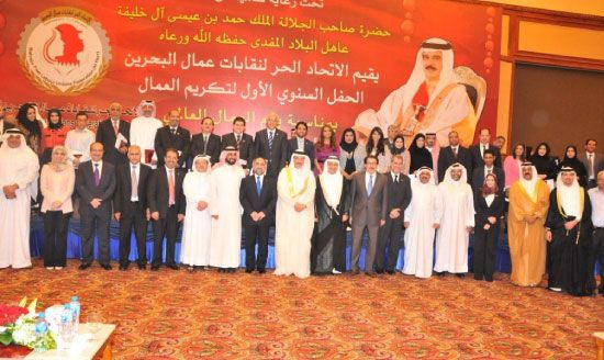 صورة جماعية للمكرمين يتوسطهم وزير العمل وعبدالرحمن جواهري وعصام فخرو