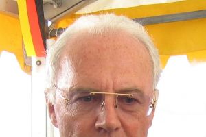 بيكنباور يبدي اقتناعه التام برفض استقالة هونيس من رئاسة بايرن ميونيخ