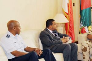 القائد العام يستعرض التعاون مع نائب مساعد وزير الخارجية لشؤون الفضاء والسياسة الدفاعية الأميركي