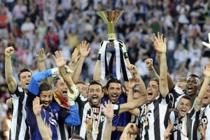 يوفنتوس يحتفل باللقب بتعادل مخيب امام كالياري