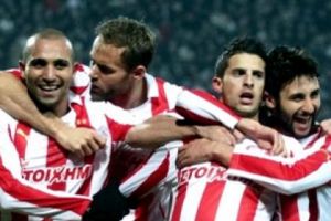 اولمبياكوس يحقق الثنائية بهدفين جزائريين