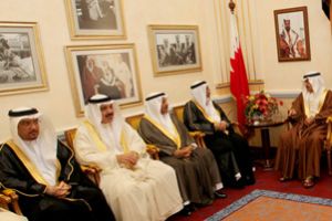 رئيس الوزراء ينوه إلى ضرورة أن تكون الديمقراطية الإطار الذي يحمي الوطن ويمنع عنه التدخلات الخارجية لا العكس