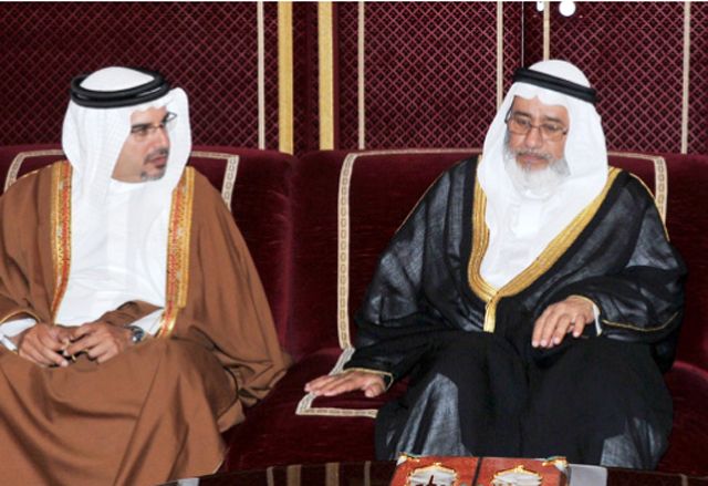 نائب الملك مستقبلاً رواد مجلسه الأسبوعي