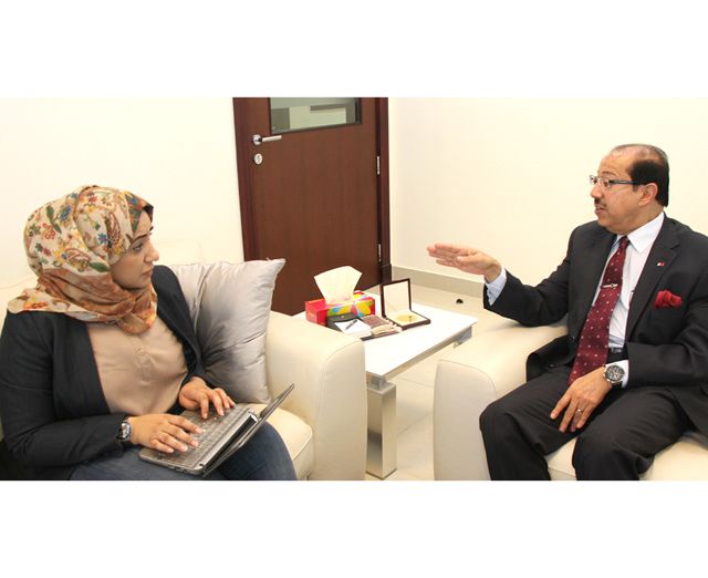 خالد المسقطي يتحدث إلى «الوسط»  - تصوير : محمد المخرق