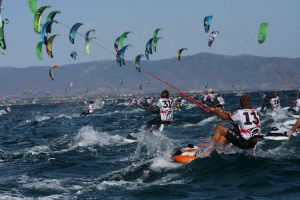 مهرجان الرياضات الشاطئية بجزر أمواج يحتفي بالسياحة الرياضية في منامة السياحة