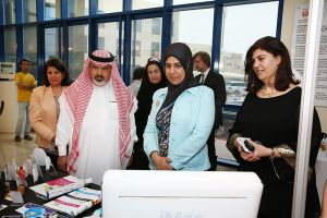 وزيرة التنمية الاجتماعية تفتتح معرض قسم التصميم الجغرافيكي في كلية البحرين الجامعية