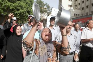 مصريون يتظاهرون للمطالبة بانتخابات رئاسية